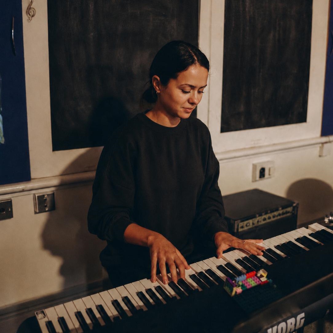 Konsuela playing the piano